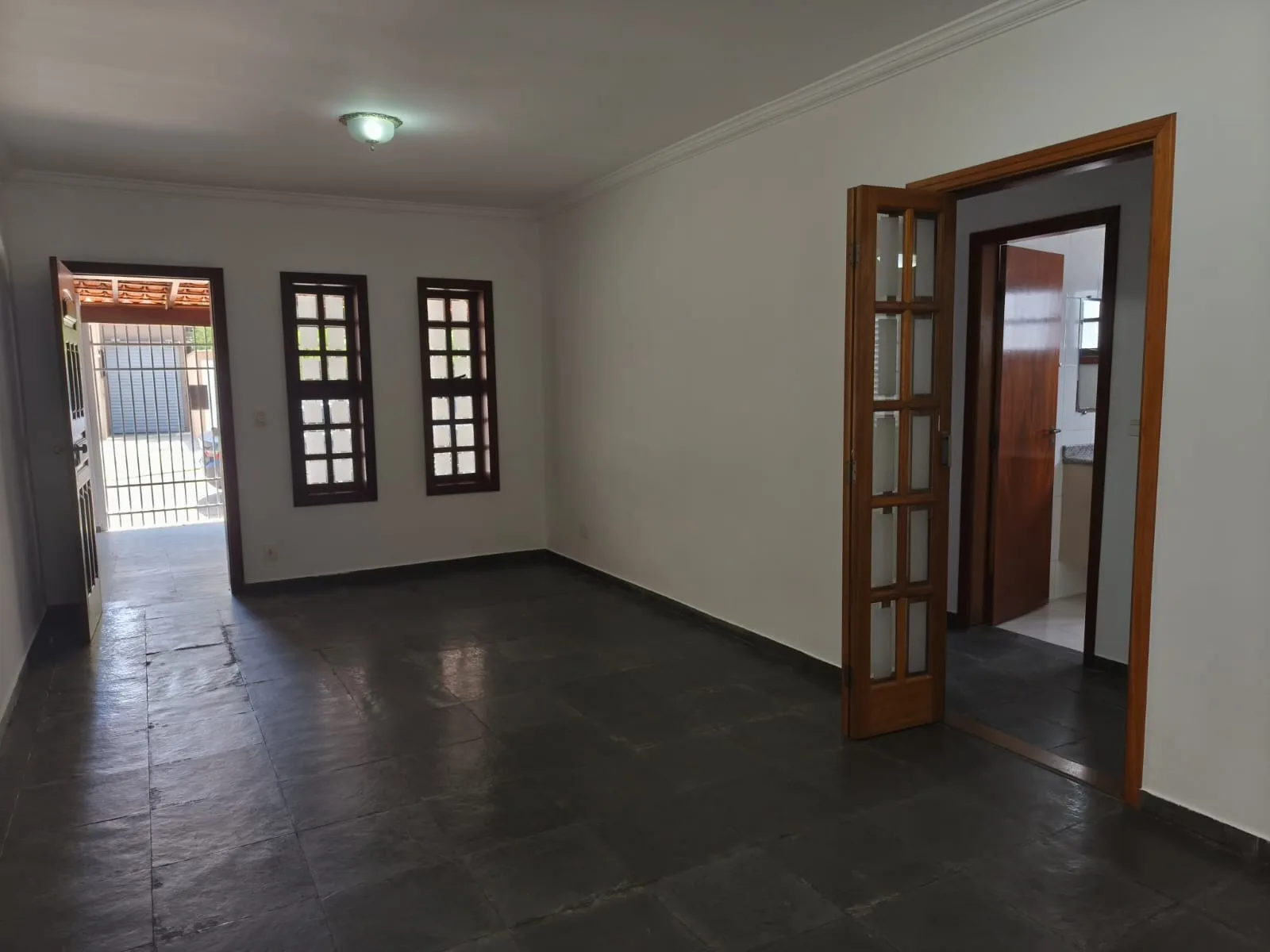 Sala de estar do(a) casa médio padrão em Liberdade, Itu - SP