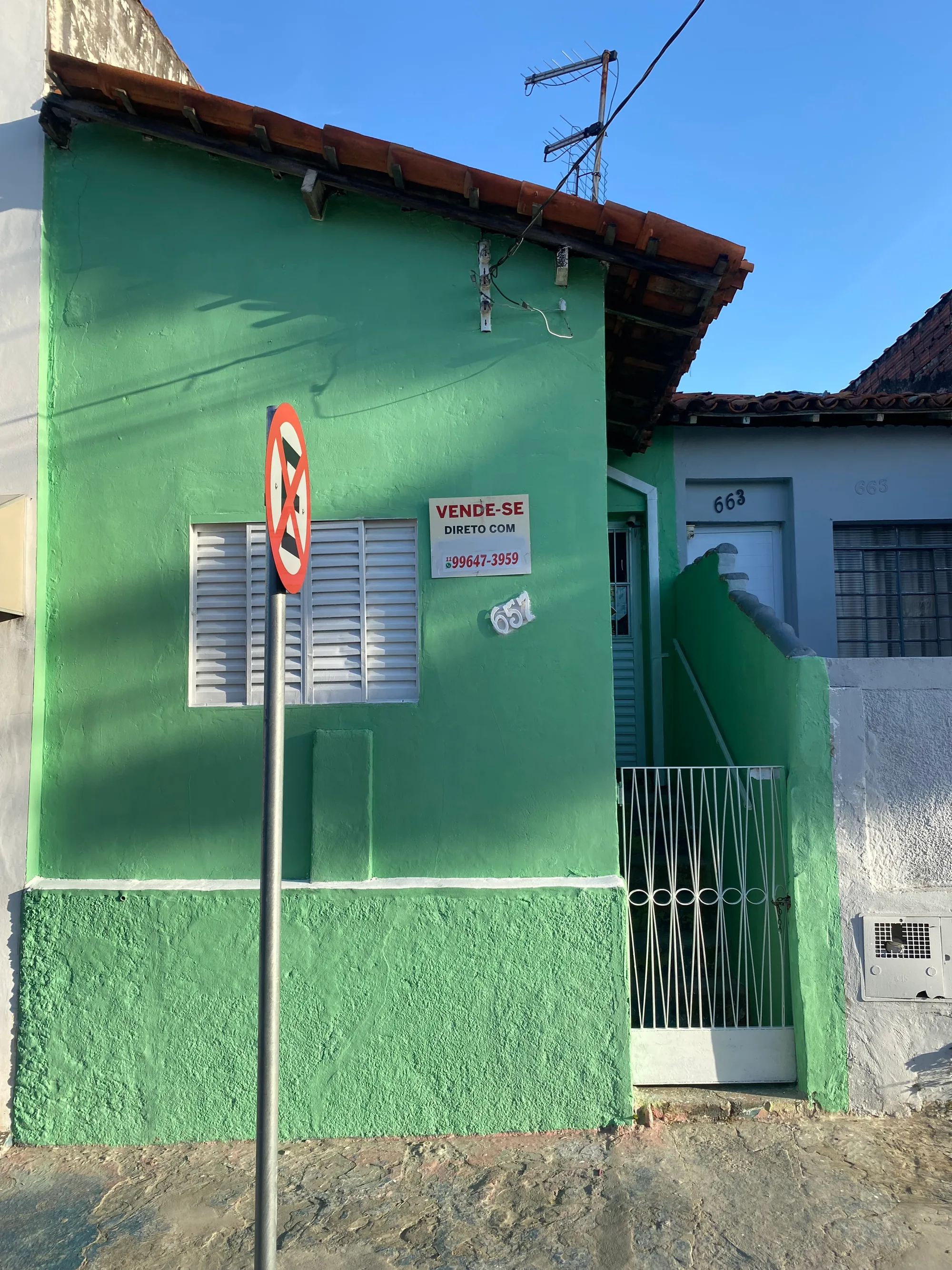 Sala de estar amplo do(a) casa padrão neutro em Alto, Itu - SP