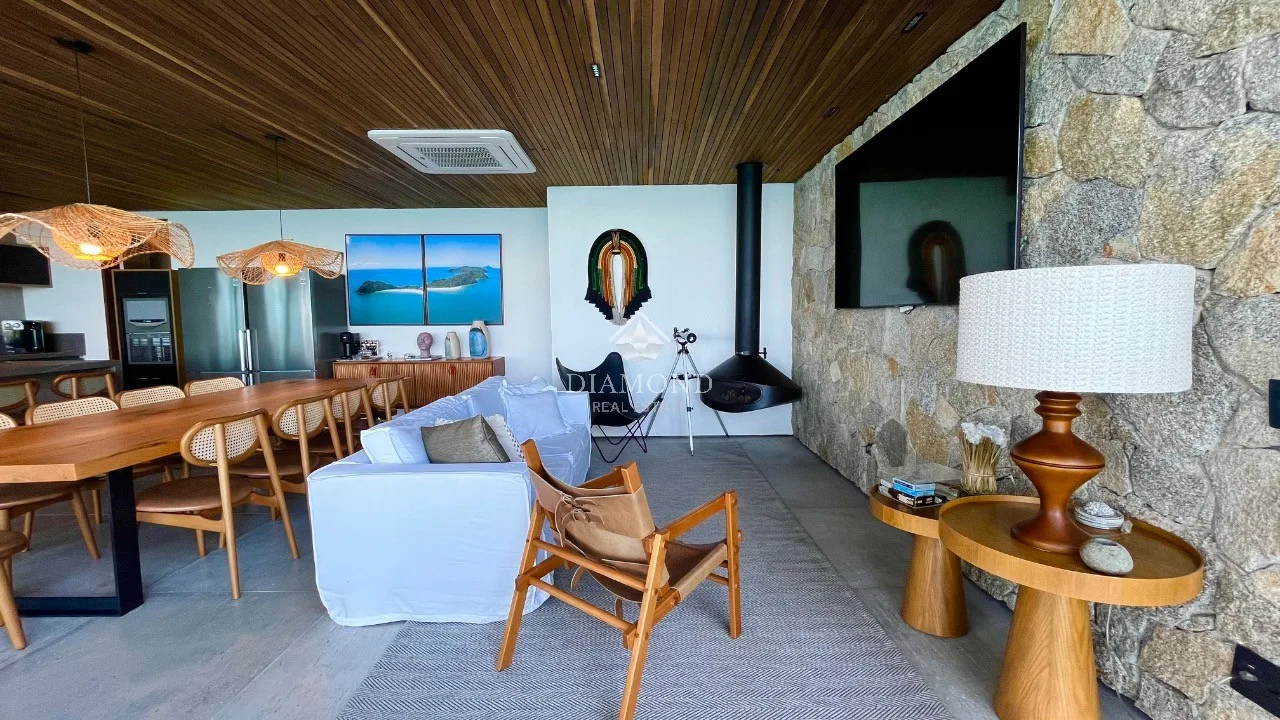 Fachada da casa alto padrão em Praia Preta, São Sebastião, SP, com vista para o mar