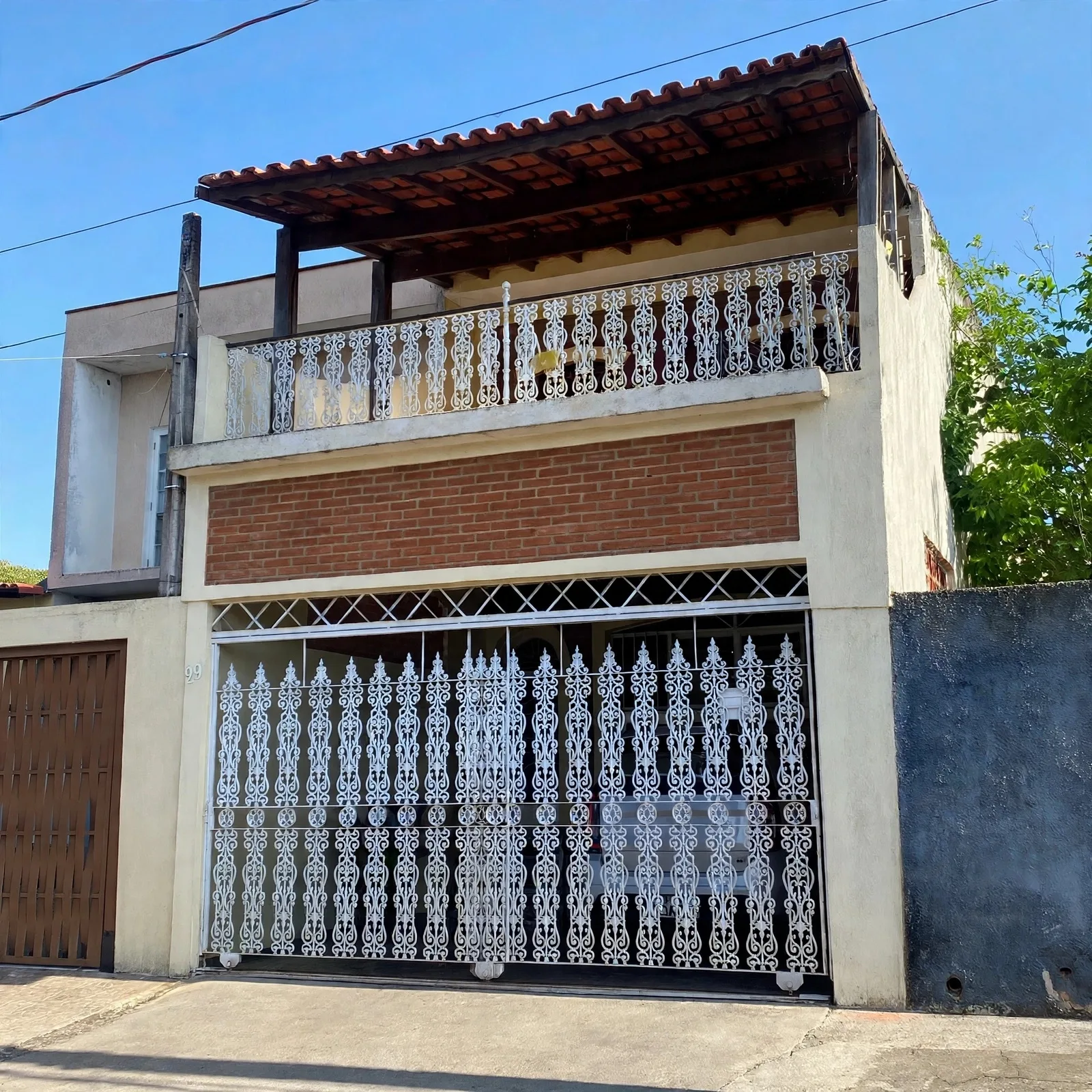 Sobrado amplo, arejado, repleto de luz natural, varanda no piso superior e bem localizado!