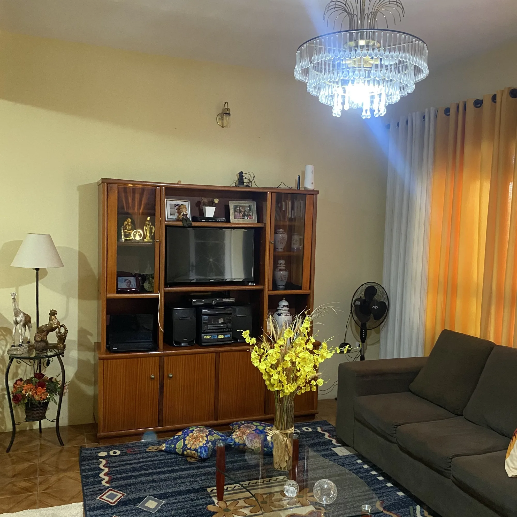 Sala de estar aconchegante do(a) casa médio padrão em Jardim Santa Tereza, Itu - SP